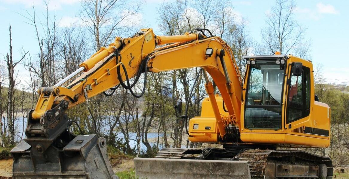 Dlaczego warto wynająć dźwigi z obsługą operatorską do wodowania łodzi?