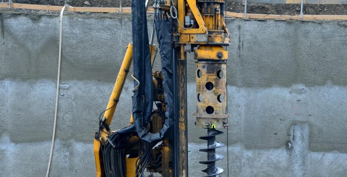 Jakie czynniki wpływają na wybór metod badawczych w usługach geotechnicznych?