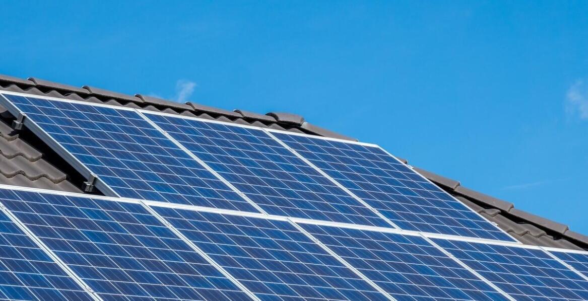 Jak rekuperacja współpracuje z fotowoltaiką w domach jednorodzinnych?