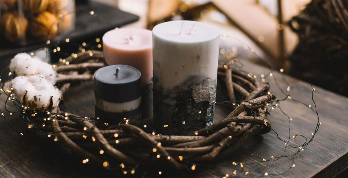 Dlaczego warto wybierać świece adwentowe od sprawdzonych dostawców?