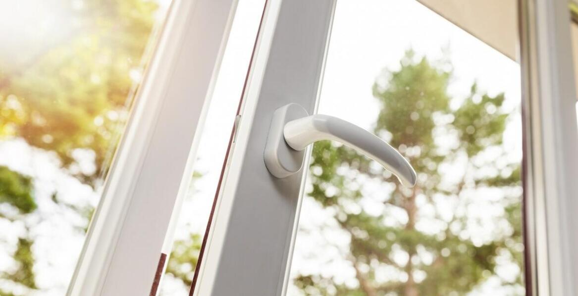 Klamki okienne z funkcją wentylacji - jakie rozwiązania są dostępne?