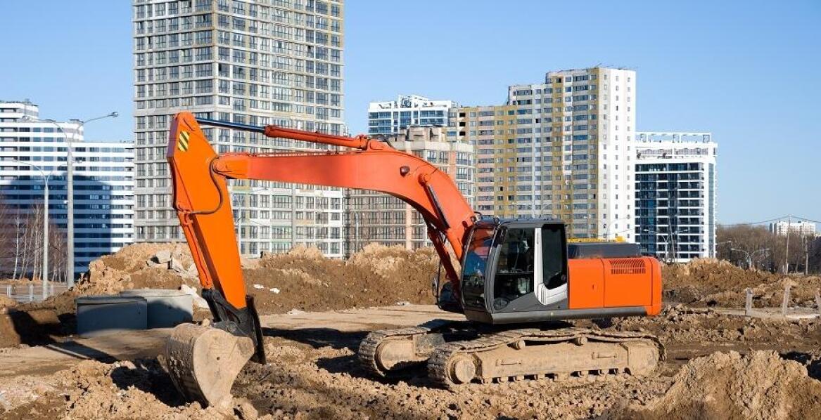 Jakie są etapy przygotowania terenu pod plac budowy?