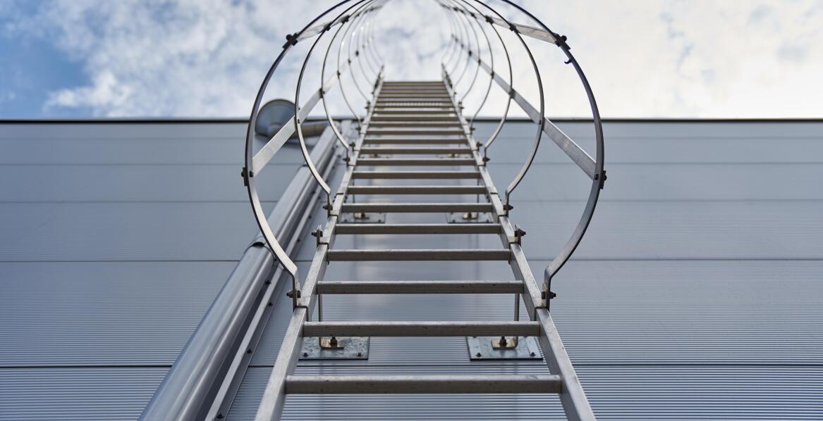 Drabiny systemowe jako kluczowy element wyposażenia przemysłowego