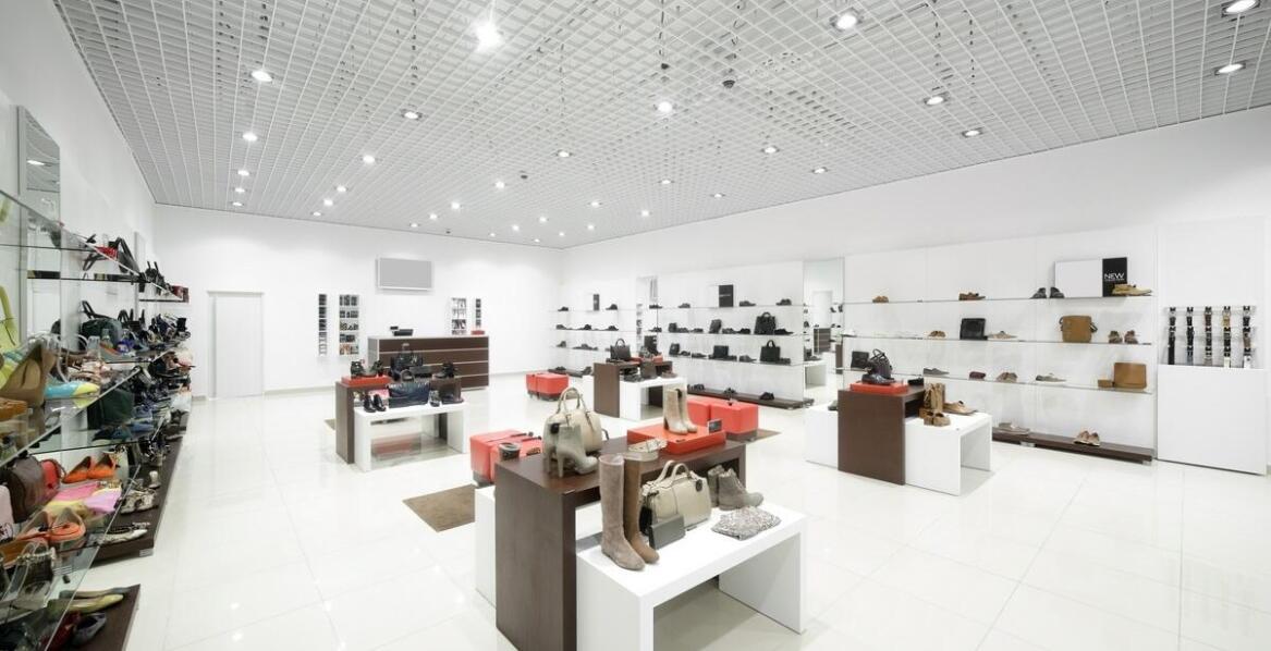 Jakie akcesoria do ekspozytorów mogą poprawić organizację przestrzeni handlowej?