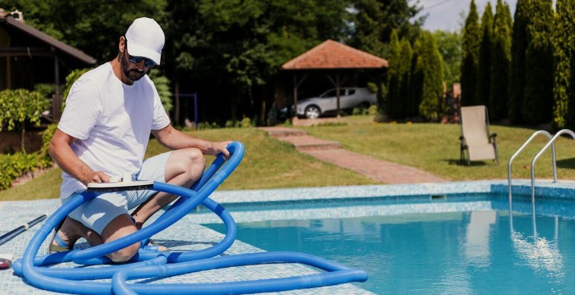 Jakie funkcje pełnią schody w basenie i dlaczego są istotne?