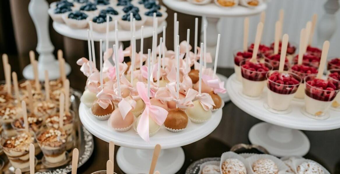 Jakie modele ekspozytorów są najlepsze dla branży cukierniczej?