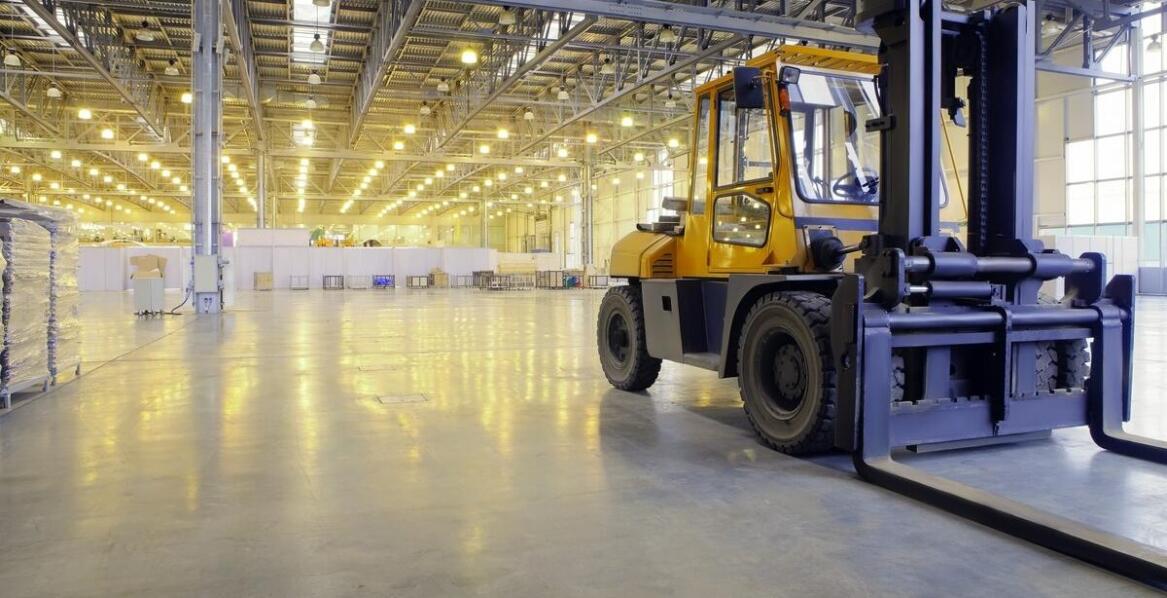 Wpływ posadzek przemysłowych na wydajność produkcji w zakładach