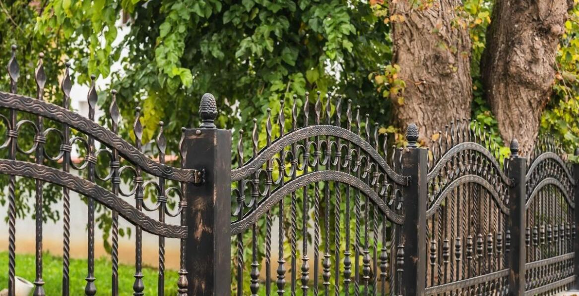 Welche Designmöglichkeiten bieten moderne Schmiedezäune aus Polen?