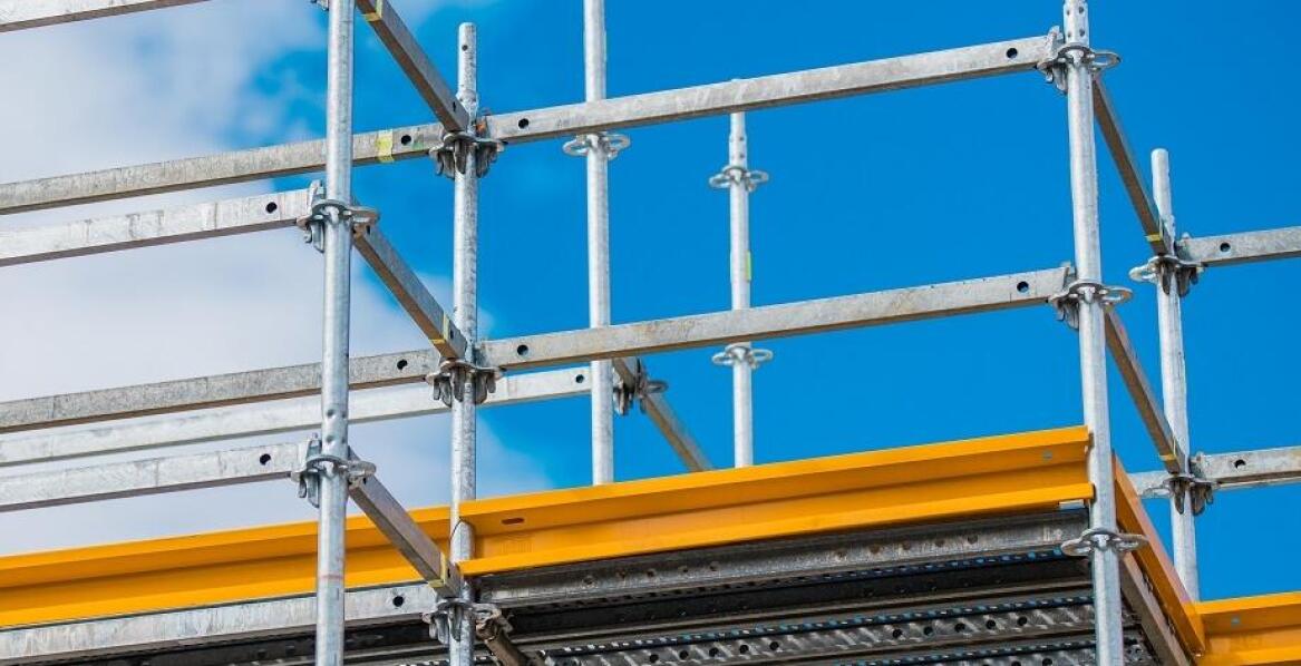 Jakie akcesoria są niezbędne do montażu rusztowań aluminiowych?