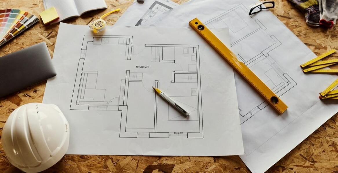 Was sind die entscheidenden Herausforderungen bei der Planung von Stahlkonstruktionen für verschiedene Branchen?