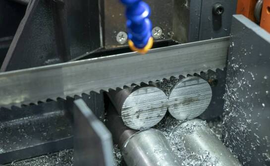 Techniki cięcia pod kątem za pomocą pił taśmowych: co warto wiedzieć?