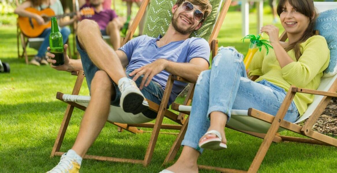 Wypożyczalnia nowoczesnych mebli: jakie są korzyści dla organizatorów festiwali?