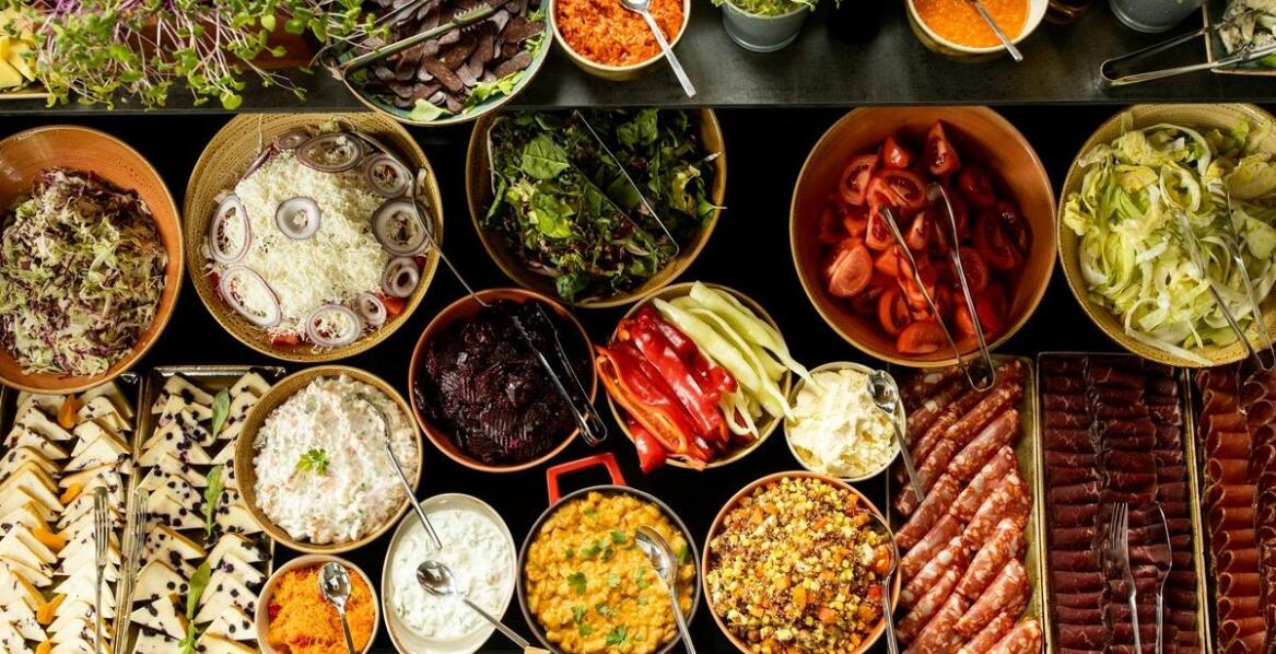Tradycyjne polskie śniadania – co warto zamówić w restauracji?
