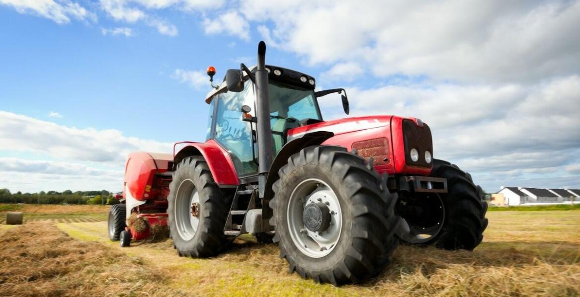 Nowoczesne ciągniki rolnicze – co wyróżnia je na tle starszych modeli?