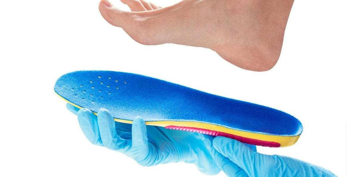 Jak wkładki ortopedyczne wspierają rehabilitację po urazach sportowych?
