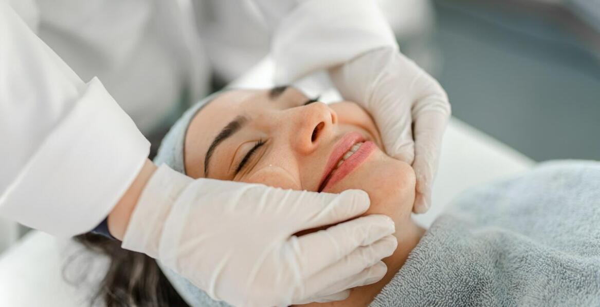 Poradnik dla pacjentów: na co zwracać uwagę wybierając klinikę medycyny estetycznej?