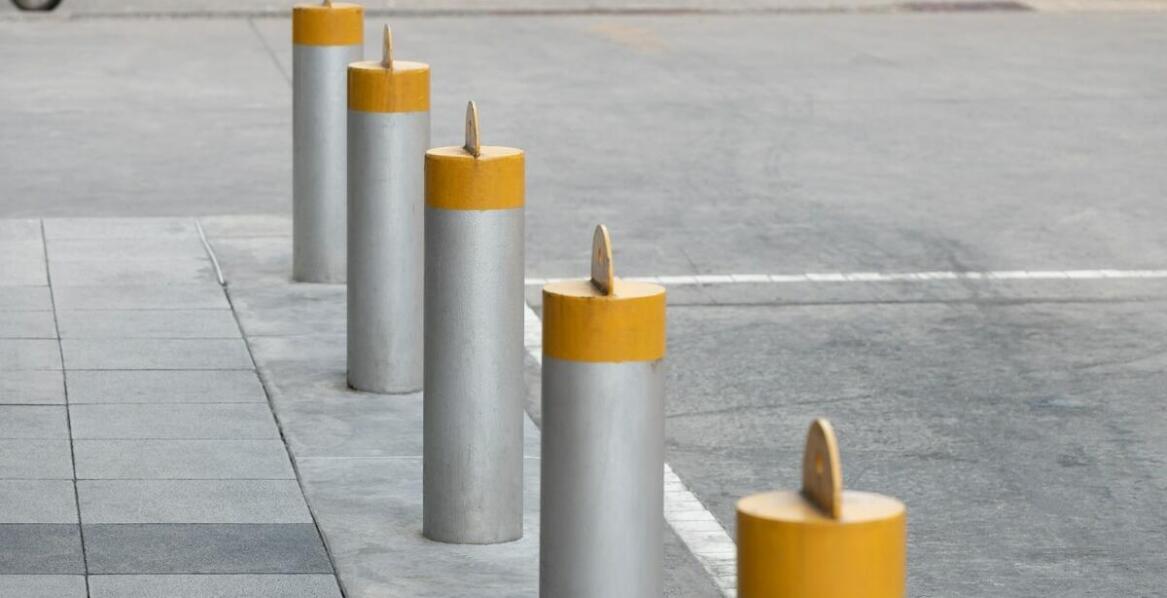 Zalety stosowania słupków z liną w eleganckich wnętrzach muzealnych