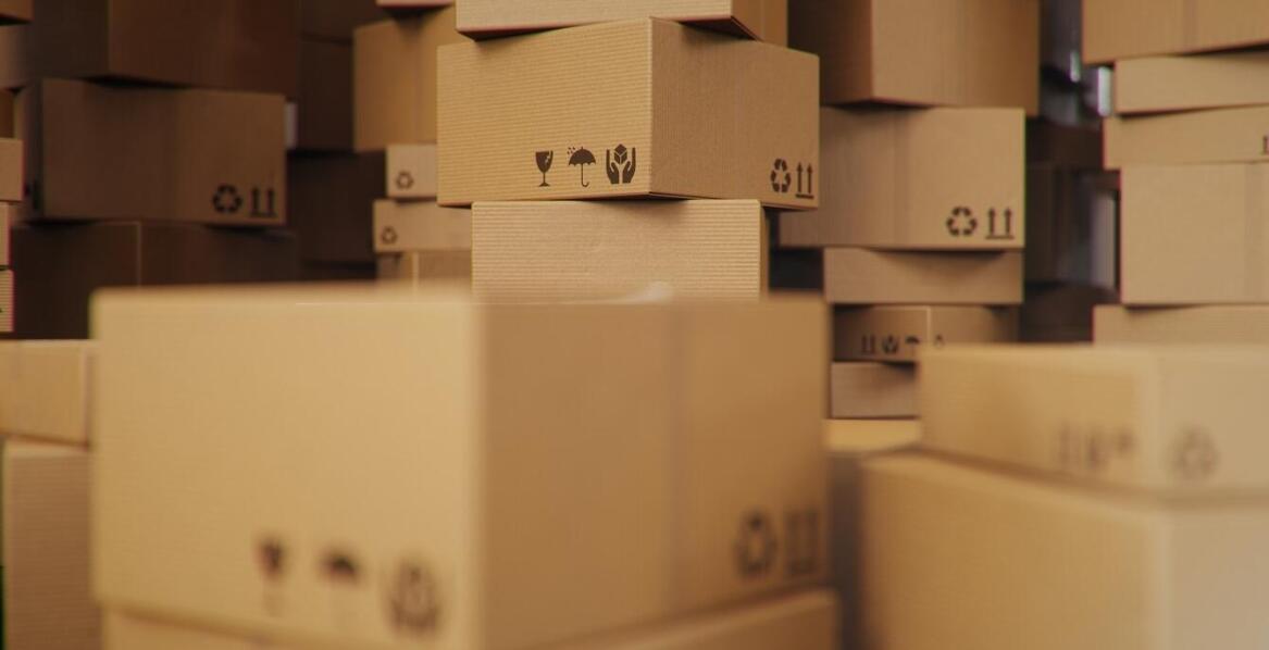 Etykiety samoprzylepne w e-commerce: optymalizacja procesu wysyłki