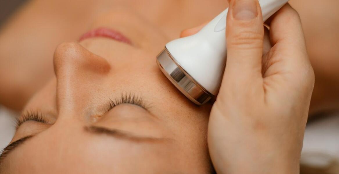 Zalety liftingu RF dla osób z problemami skórnymi