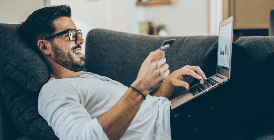 Poradnik: Jak zamówić idealną sofę do salonu online?