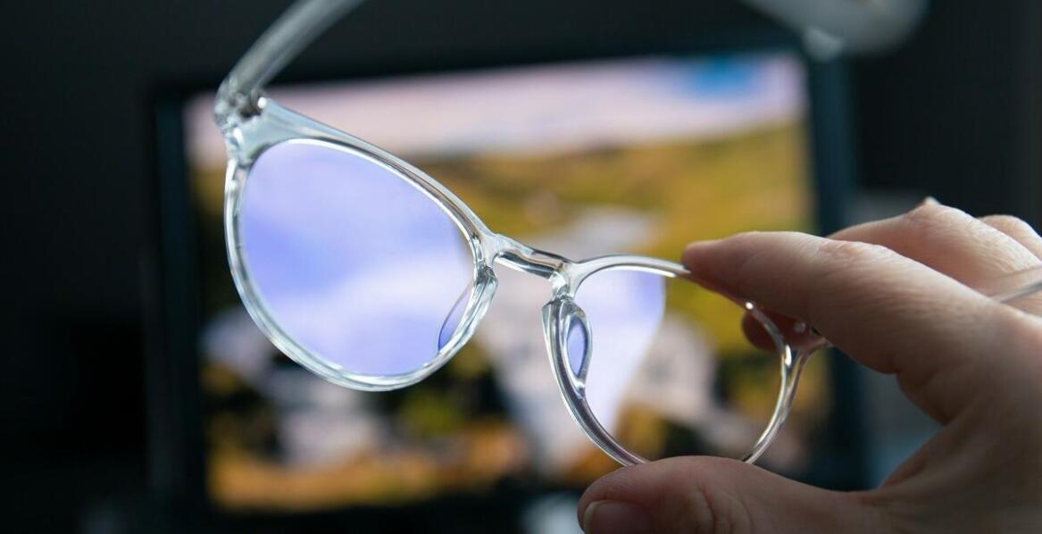 Jakie są zalety korzystania z soczewek progresywnych w pracy biurowej?