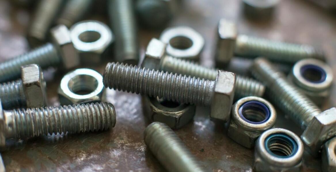 Nowoczesne technologie produkcji wkrętów do metalu: co nowego na rynku?