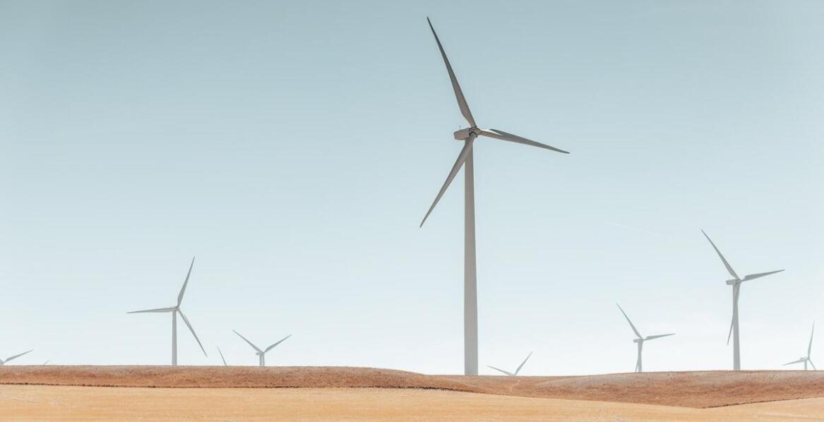 Jakie są ekologiczne korzyści z zastosowania turbin wiatrowych na dachach?