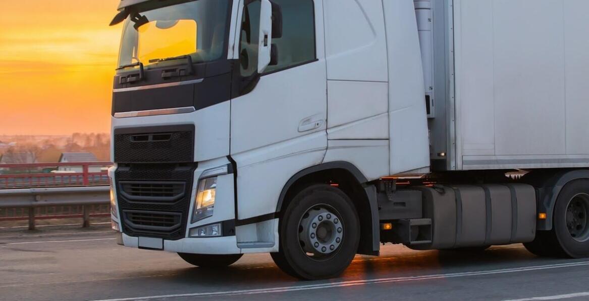 Jakie wyposażenie posiada nowoczesna laweta do transportu TIR-ów?