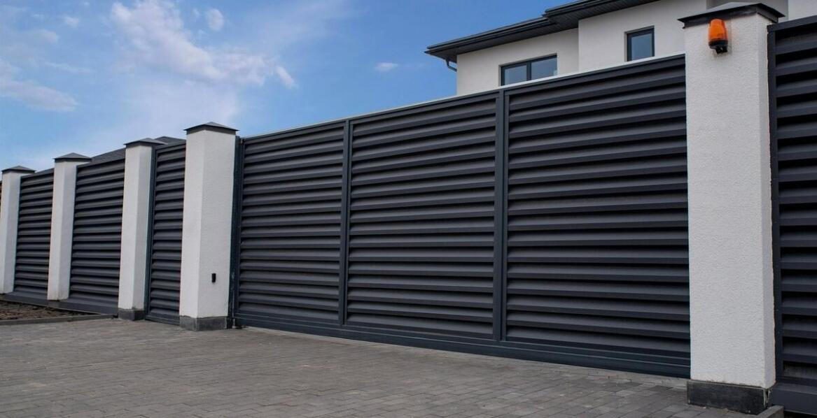 Jakie kolory i wykończenia są dostępne dla ogrodzeń aluminiowych pionowych?