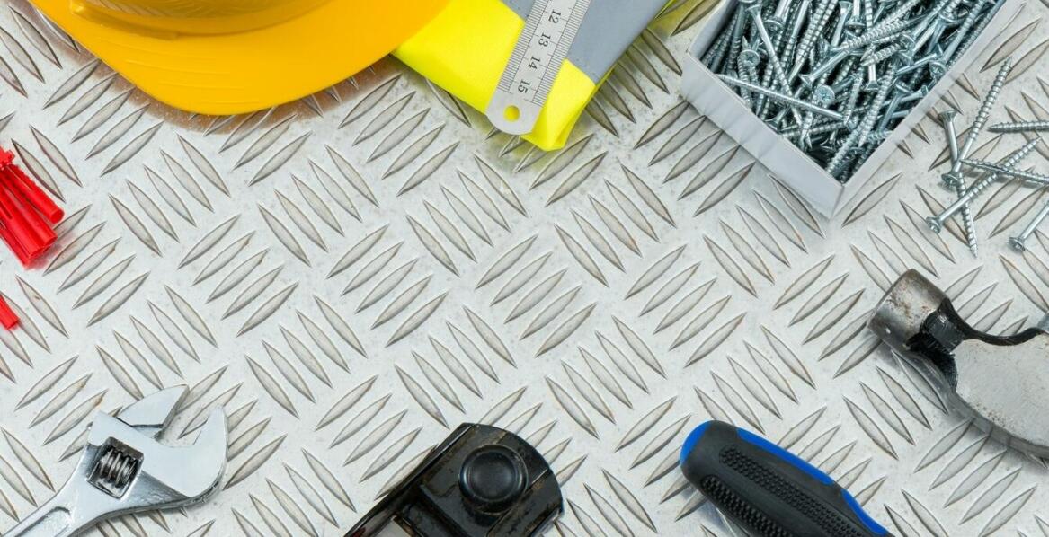 Wybór materiału do produkcji stopni złazowych: stal czy tworzywa sztuczne?