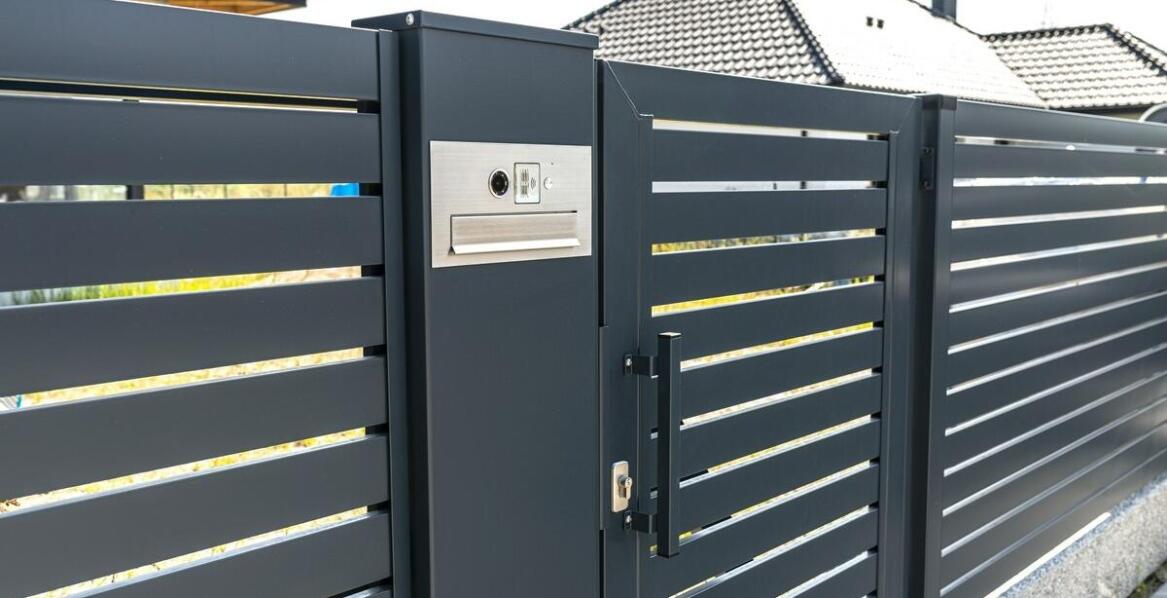 Wpływ ogrodzeń aluminiowych pełnych na estetykę posesji