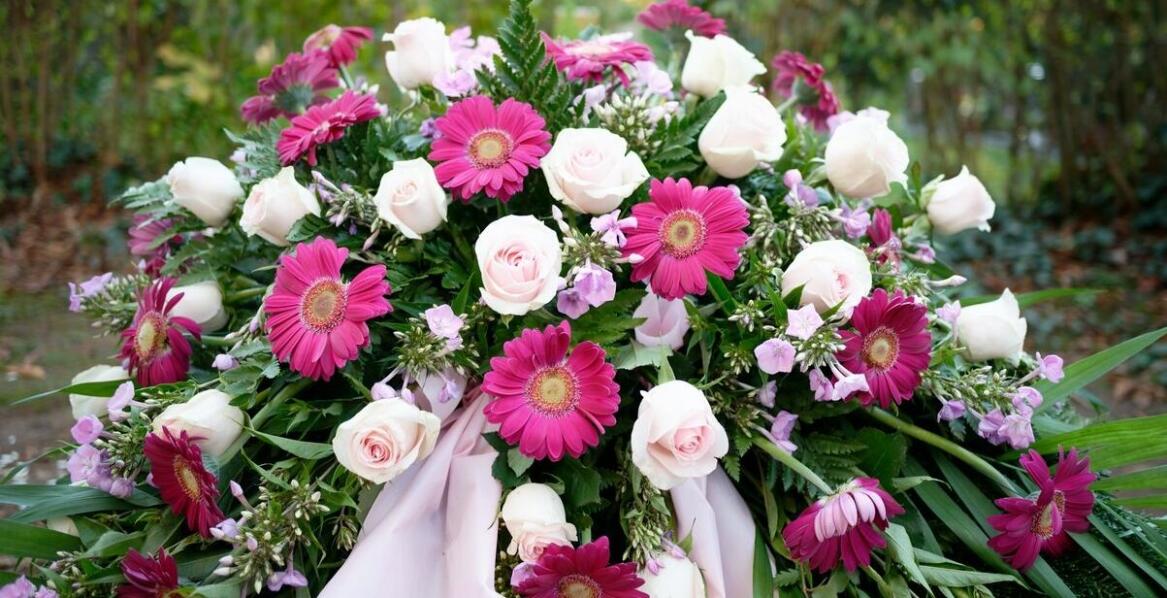 Symbolika kwiatów w ceremoniach pożegnalnych – porady florystyki zakładu pogrzebowego