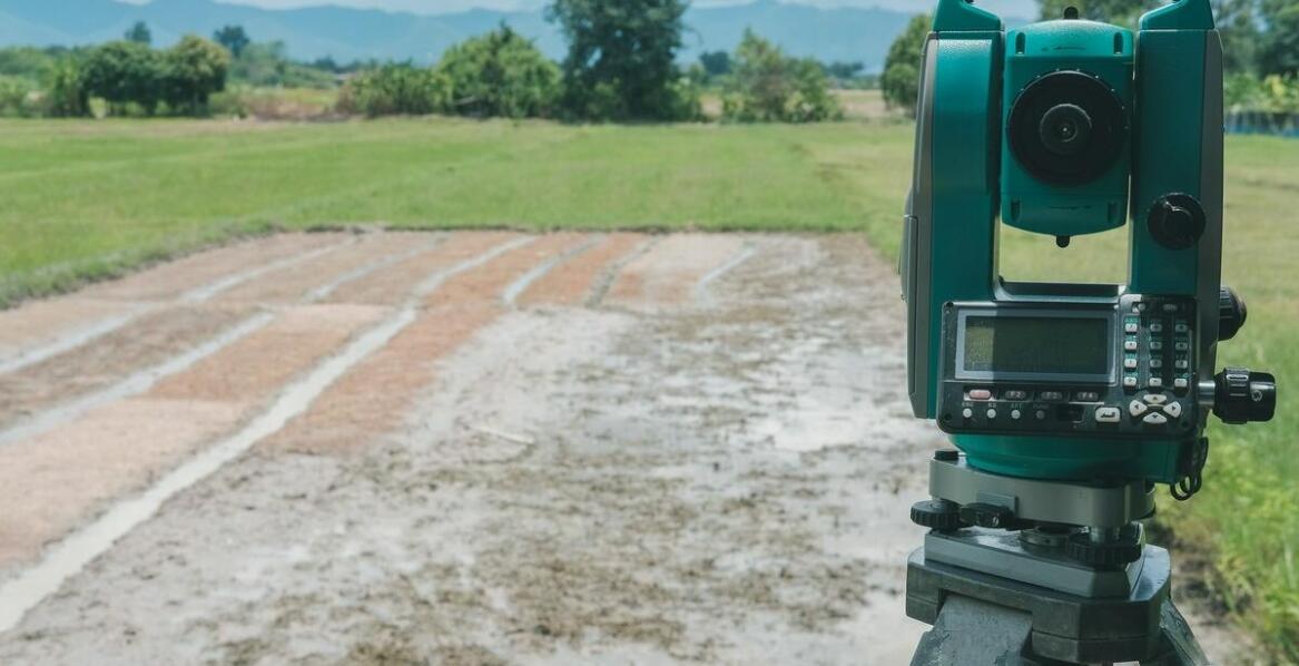 Tyczenie obiektów budowlanych: Dlaczego precyzja ma znaczenie?
