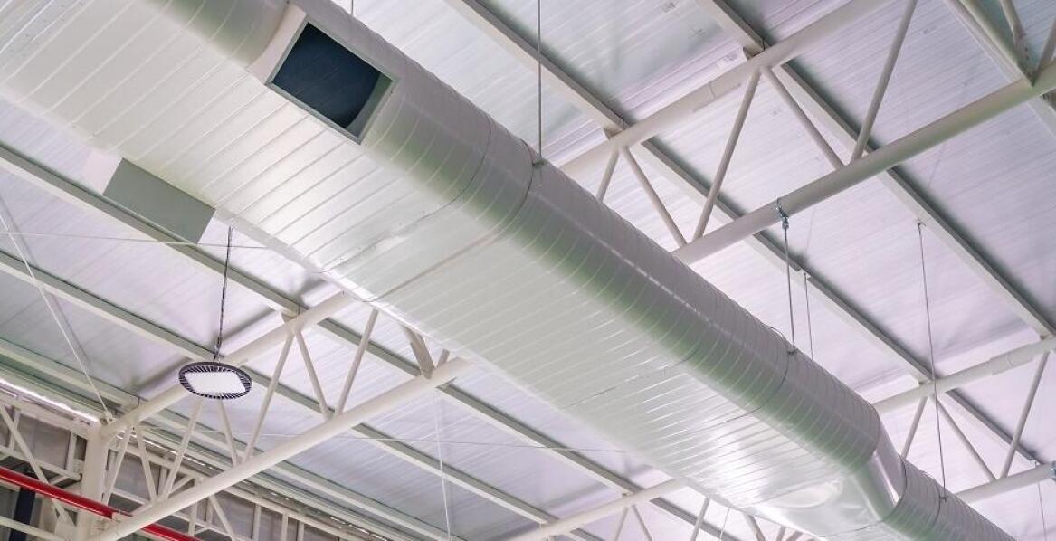 Praktyczne zalety stosowania kanałów tekstylnych w obiektach sportowych