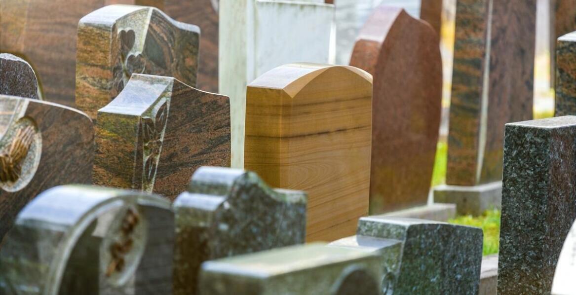 Porcelanowe medaliony z fotografią: klasyczne rozwiązanie dla nagrobków