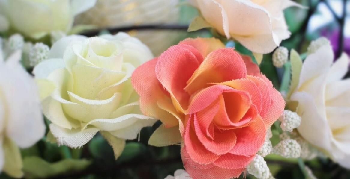 Jak hurtownie kwiatów sztucznych z Chin zmieniają dekoracje eventowe?