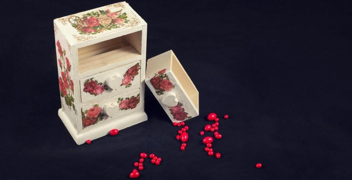 Szkatułki drewniane z motywami florystycznymi – inspiracje i pomysły