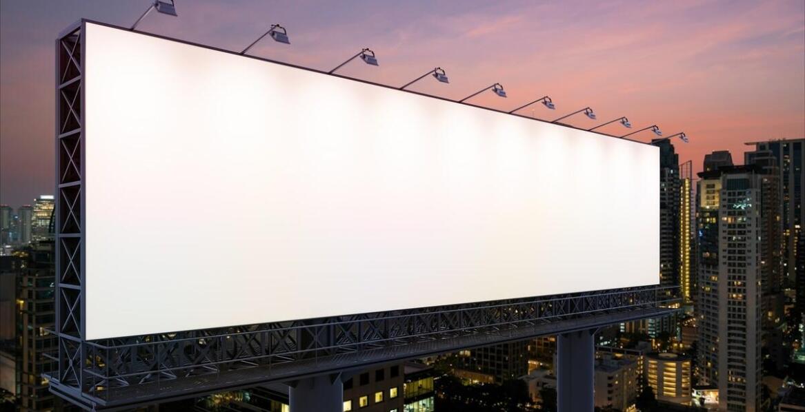 Reklama świetlna jako narzędzie przyciągania uwagi – co warto wiedzieć?