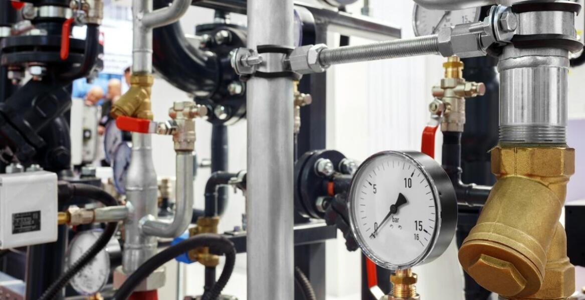 Jak stacje zmiękczania wody wpływają na wydłużenie żywotności urządzeń produkcyjnych?