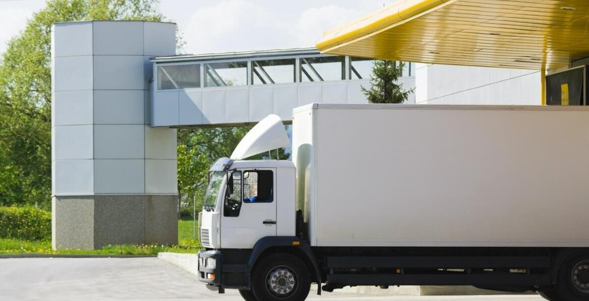 Jakie są kluczowe zalety terminowej dostawy w transporcie zderzaków?