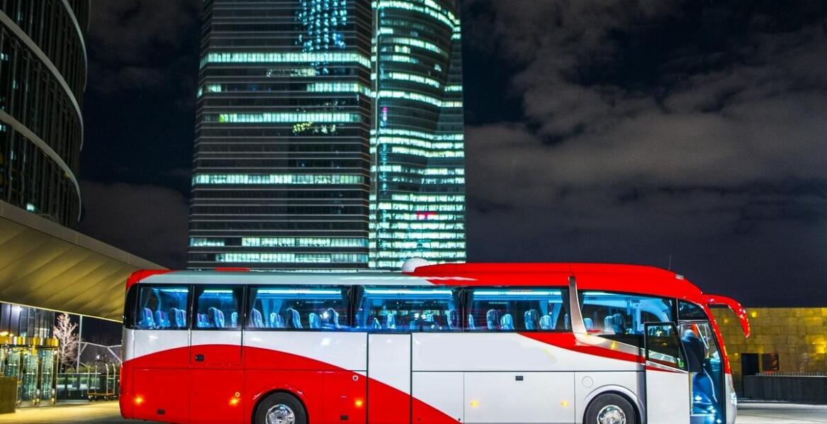 Jakie są kluczowe aspekty wynajmu busów na konferencje i szkolenia?