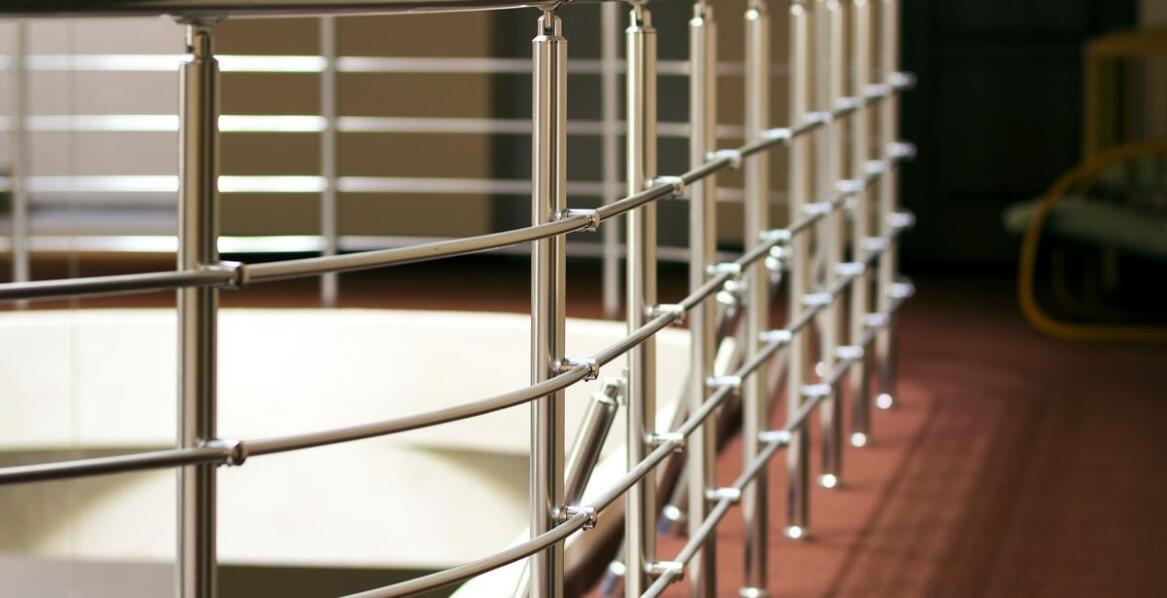 Balustrady metalowe zewnętrzne: bezpieczeństwo i estetyka w jednym produkcie