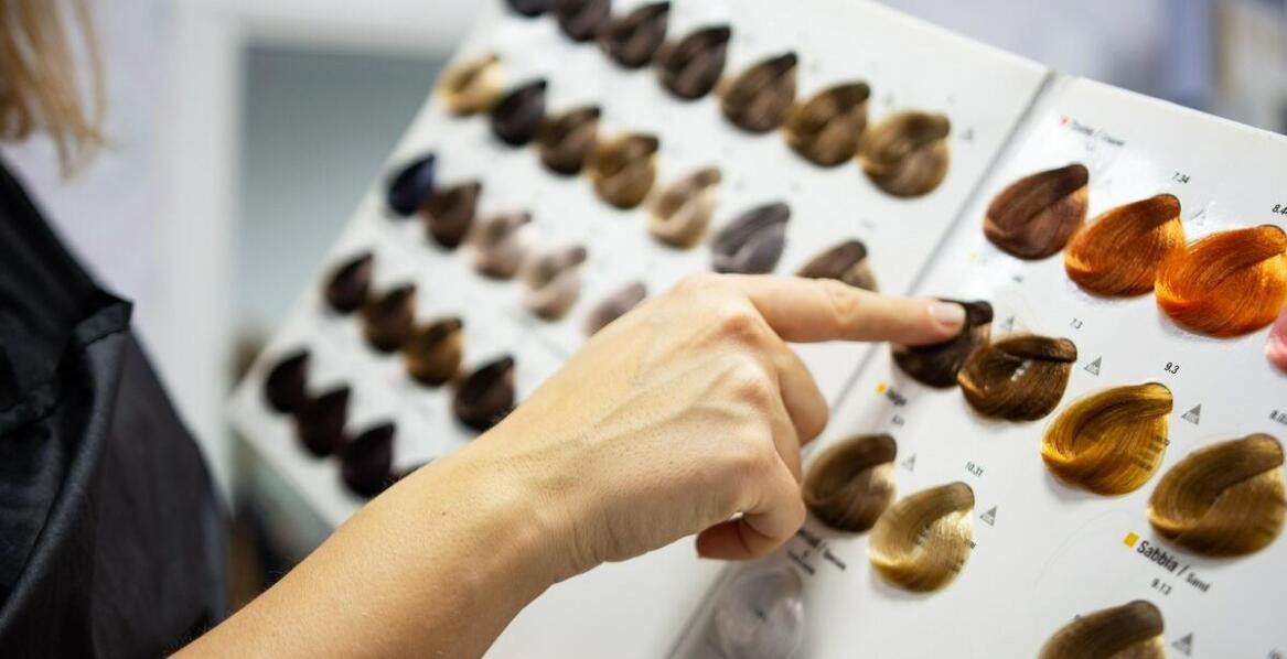 Ręcznie robione peruki: Dlaczego warto zainwestować w unikalne rozwiązania?