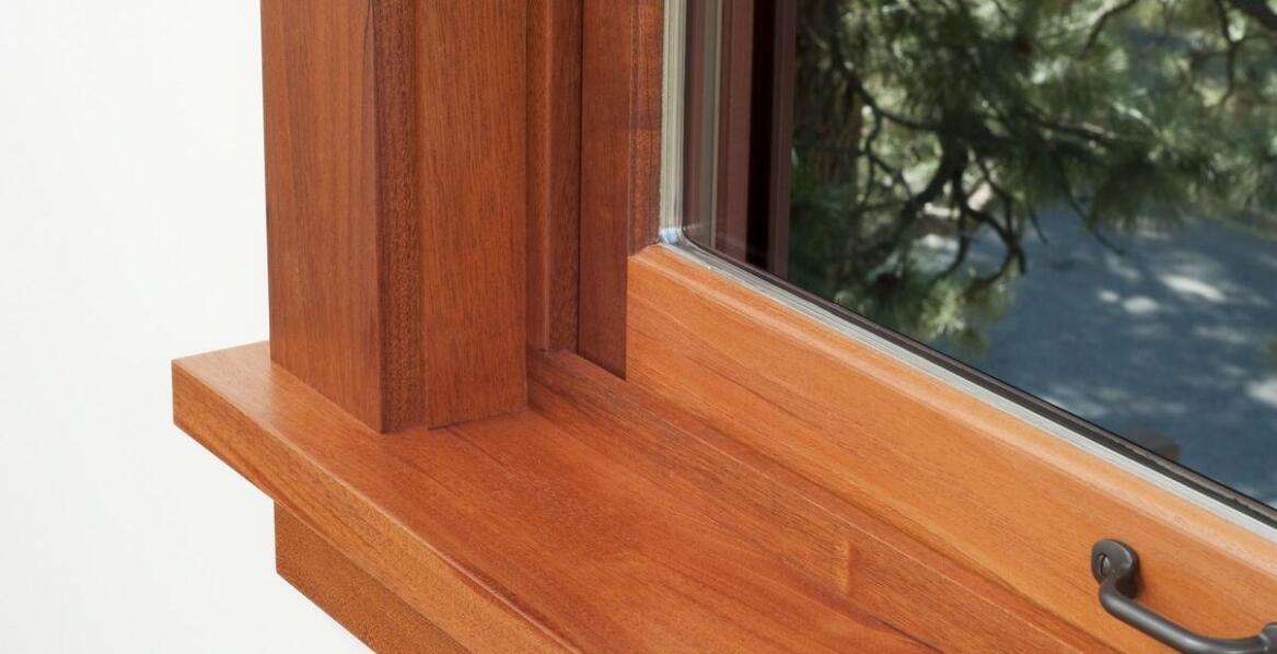 Porównanie okien drewnianych z PCV – które wybrać?