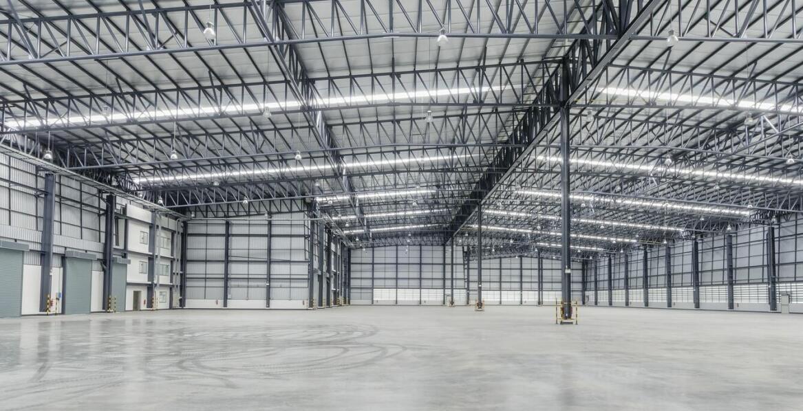 Jakie cechy powinny mieć oprawy LED do oświetlania hal magazynowych?