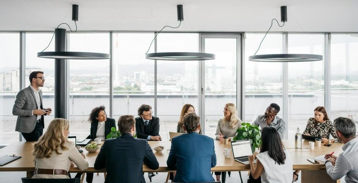 Jak zorganizować efektywne spotkanie biznesowe w sali konferencyjnej?