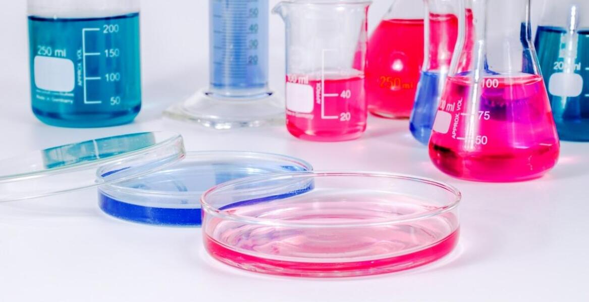 Jakie korzyści przynoszą mianowane roztwory w badaniach chemicznych?