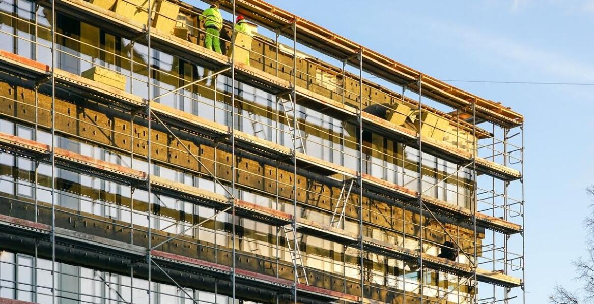 Zastosowanie podnośników w montażu reklam wielkoformatowych