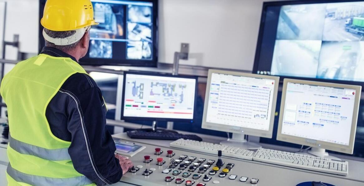 Zdalna pomoc techniczna – jak wspiera użytkowników maszyn przemysłowych?