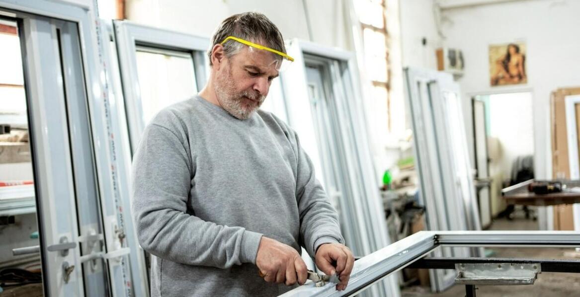 Jak wygląda montaż okien aluminiowych? Etapy pracy krok po kroku